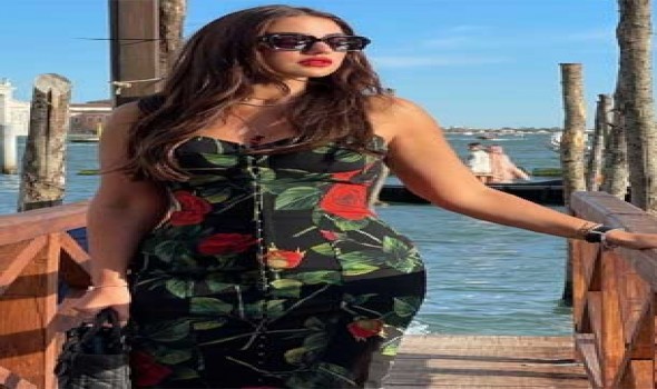 العرب اليوم - درة تتألق في إطلالة ساحرة بثوب مدوّن عليه اسمها