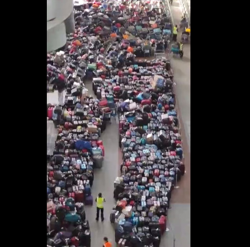  العرب اليوم - تكدس آلاف الحقائب في مطار شيكاغو بسبب إلغاء مئات الرحلات الجوية