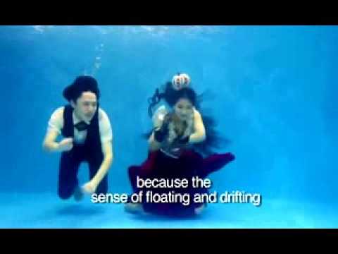 شخصان يتزوجان تحت الماء في الصين