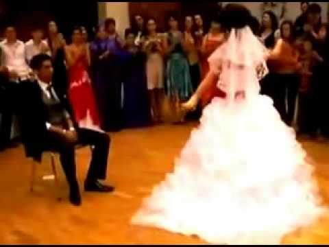 عروس ترقص في الفرح أمام زوجها