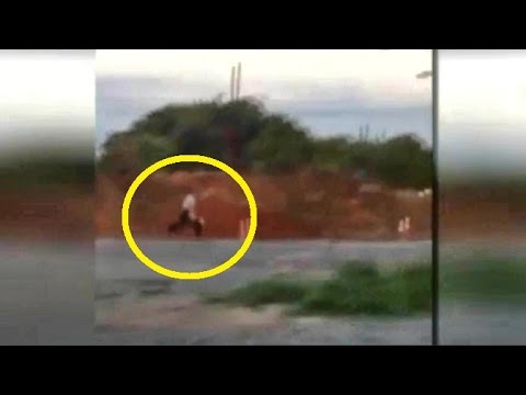 بالفيديو لقطات مروعة لعامل يطارد مديره 