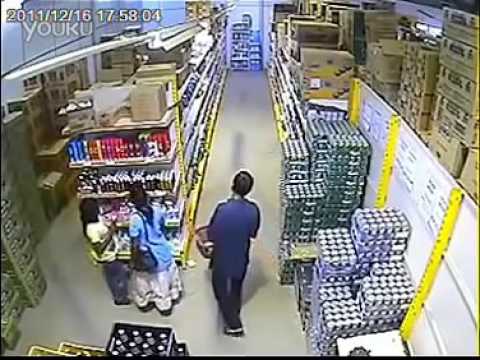 شاهد شابة تسرق صندوق عصير وتخبئه