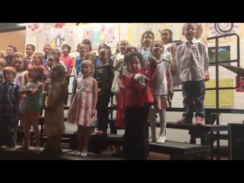 شاهد  طفل يصاب بنوبة “مايكل جاكسون” أثناء عرض كورال