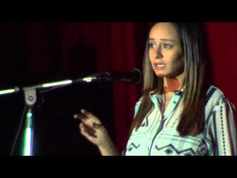 شاهد آية الأبنودي تلقي قصيدة جملات