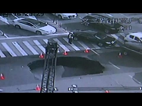 شرطي مرور في الصين يمنع وقوع ضحايا بذكائه وسرعة بديهته