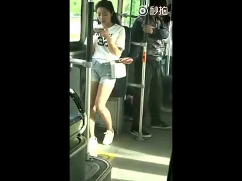 شاهد رد فعل فتاة تجاه الرجل