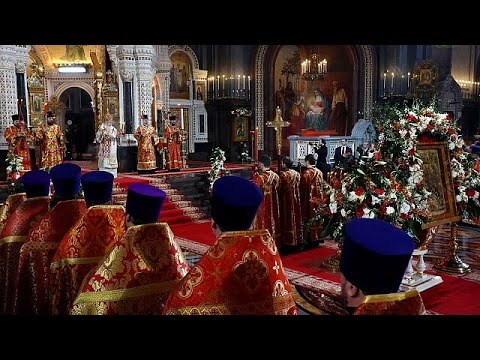 شاهد الكنيسة الأرثوذكسية تحتفل بعيد الفصح