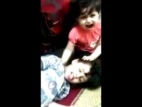 شاهد طفلة تبكي على وفاة أخوها