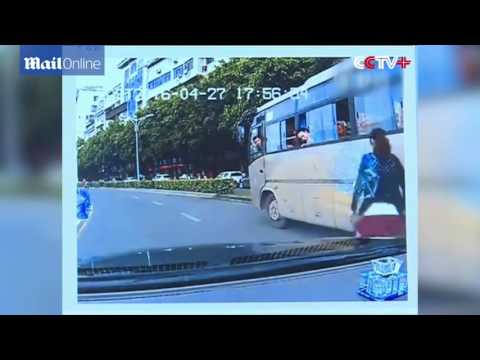 بالفيديو لحظة سقوط طفلة من نافذة حافلة