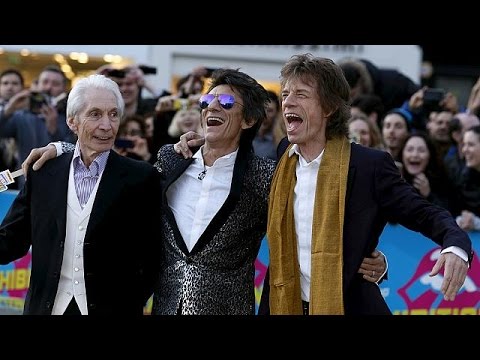 بالفيديو تنظيم حفل موسيقي في كاليفورنيا يجمع نجوم موسيقى الروك