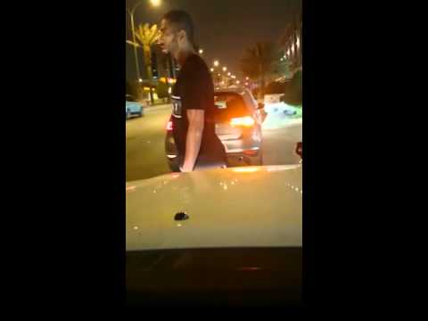 شاهد لاعب الهلال السعودي خالد شراحيلي يعتدي على مواطن