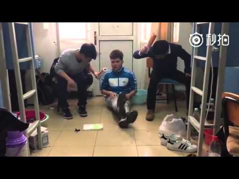 بالفيديو شاهد شاب يستعرض مهارته في ضرب أصدقائه