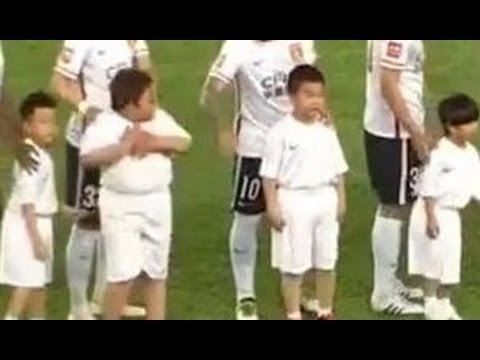 بالفيديو الأرجنتيني لافيتزي يخطف الأضواء بمداعبة طفل سمين في الدوري الصيني