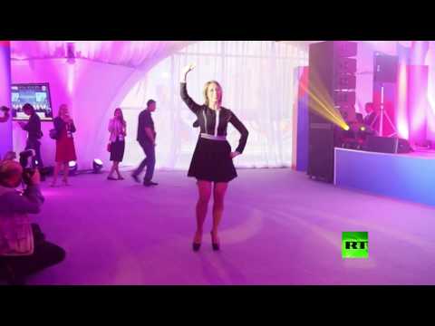 فيديو الناطقة باسم الخارجية الروسية تنفذ وعدها وتؤدي رقصة على وقع أغنية كالينكا