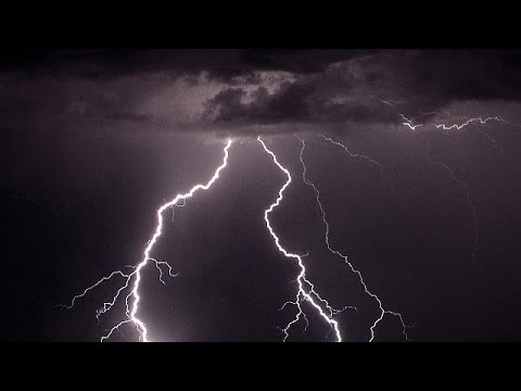 شاهد قتلى وجرحى في عدة بلدان أوروبية بسبب عواصف مطرية وصواعق