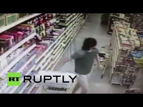 بالفيديومحاولة اختطاف طفلة من أمها داخل سوبر ماركت