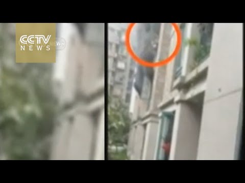 أب يرمي ابنته من الطابق الثالث لإنقاذها من الحريق