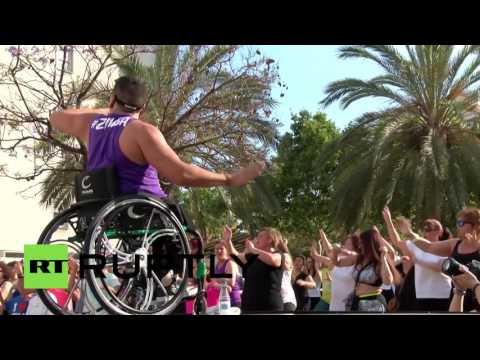 شاهد شاب من ذوي الحاجات الخاصة يدرب راقصي الزومبا