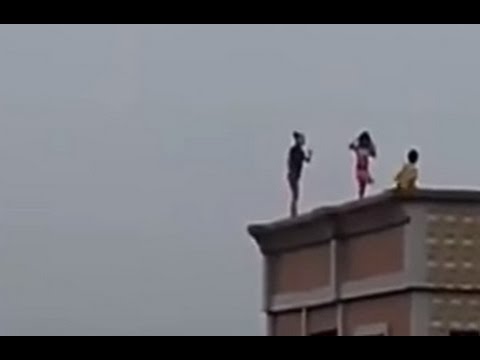 لقطات مرعبة لأطفال يعتلون سورا بسطح عمارة