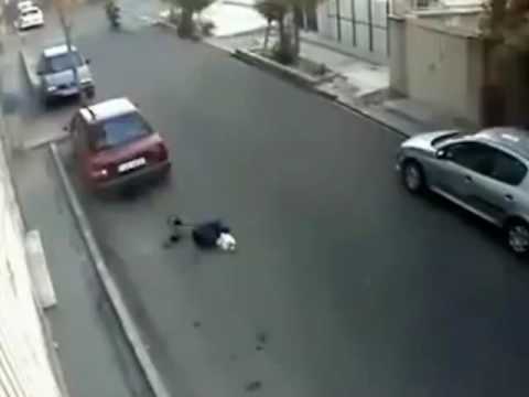 شاهد سرقة فتاة في الشارع العام