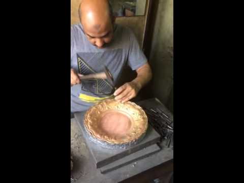 شاهد النقش على النحاس في شارع المعز في القاهرة