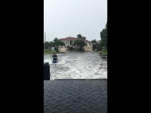 أميركيون يمارسون رياضة التزلج على الماء