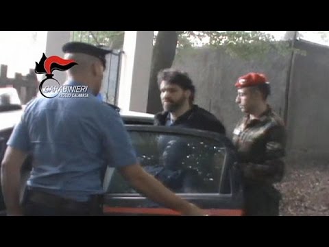 شاهد قوات الأمن الإيطالية تعتقل زعيم ندرانجيتا