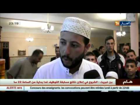 عبد الرحيم زموري يؤم الناس في صلاة التراويح