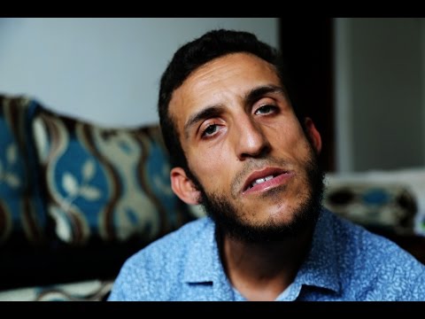 شاهد  الشاب طارق تحدى الإعاقة والناس وحفظ كتاب الله