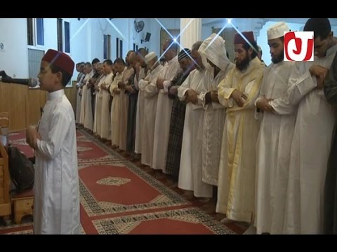 شاهد  الطفل أسامة الحسيمي امامًا للمصلين في مدينة سلا في المغرب