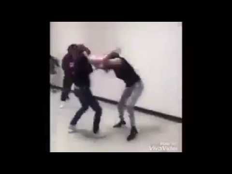 بالفيديو أغرب رد فعل لرجل أمن لحظة فض مشاجرة بين فتاتين