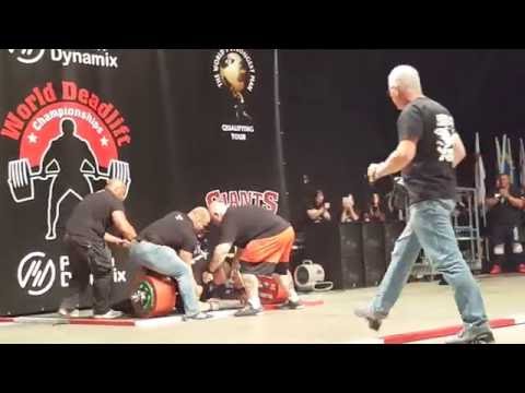 أقوى رجل في العالم يحطم الأرقام القياسية والعناية الإلهية تنقذه