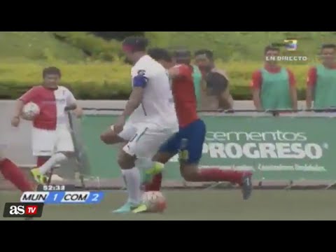 بالفيديو الساحر رونالدينهو يعاقب مدافع رخم على طريقته