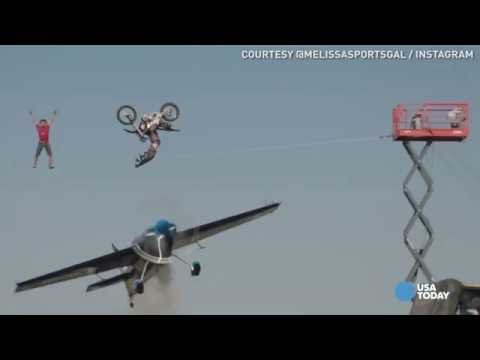 فيديو استعراض جنوني بطائرة وحبل مشدود ودراجة نارية