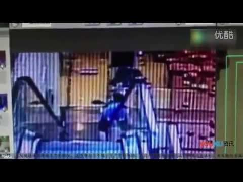  لحظة سقوط رجل صينى وطفله من سلم كهربائى