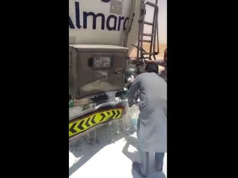 شاهد ماذا فعلت عمالة وافدة بالسعودية في سيارة حليب المراعي