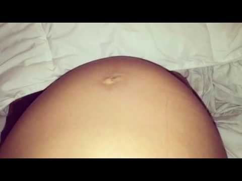 بالفيديو عارضة أزياء شهيرة تدهش متابعيها بحركات جنينها القوية