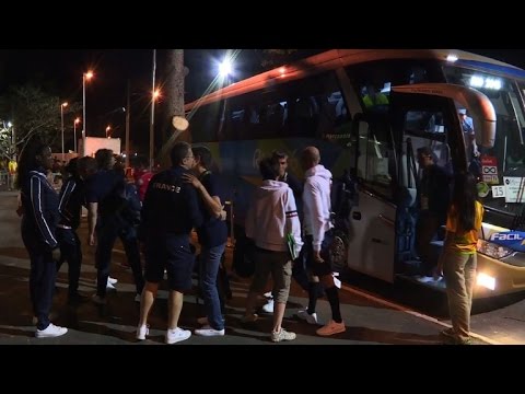 شاهد وصول منتخبات فرنسا وكوريا الشمالية وبريطانيا إلى الأولمبياد