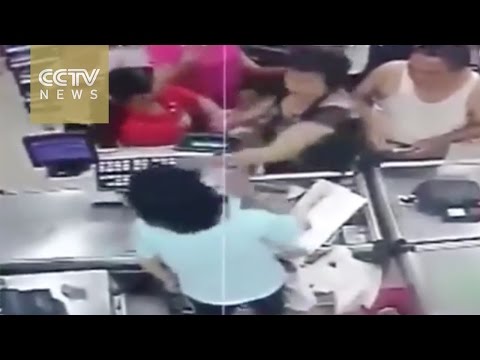 بالفيديو  عاملة كاشير صينية تنتحر بعد إهانة الزبائن لها