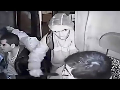 بالفيديو راكب يتظاهر بالخوف ليحبط هجوم مسلح على حافلة