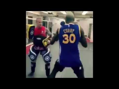 شاهد بول بوغيا يستعرض مهاراته فى الملاكمة مع ستيفن كارى