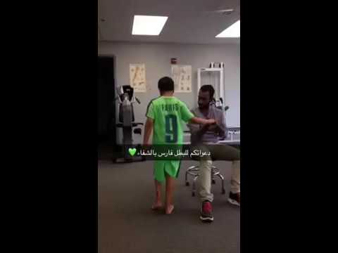 شاهد عُمر السومة يهدي الكأس إلى طفل مريض بالسرطان