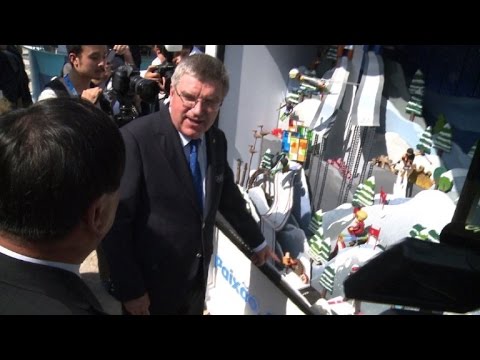 بالفيديو رئيس اللجنة الاولمبية الدولية الألماني توماس باخ يزور الجناح المقام في ريو دي جانيرو