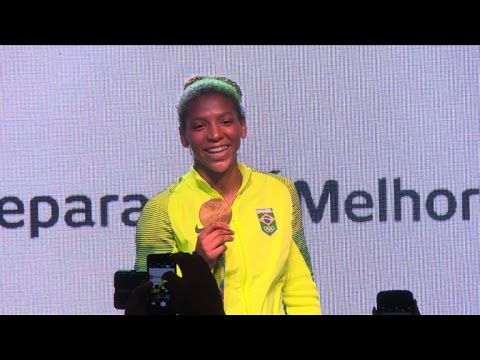 بالفيديو  رافايلا سيلفا تمنح البرازيل ذهبيتها الأولى في رياضة الجودو