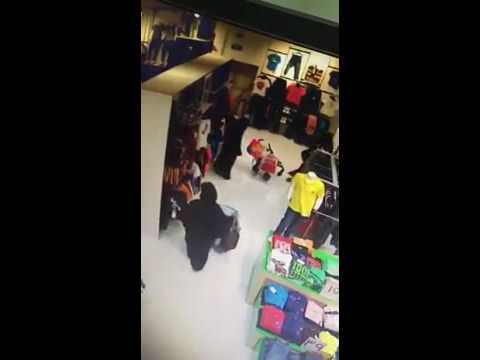 بالفيديو لحظة سرقة حقيبة امرأة في السعودية