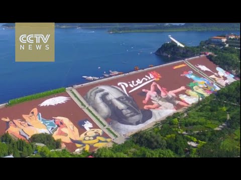 رسم لوحة لبيكاسو على مساحة 35 ألف متر مربع