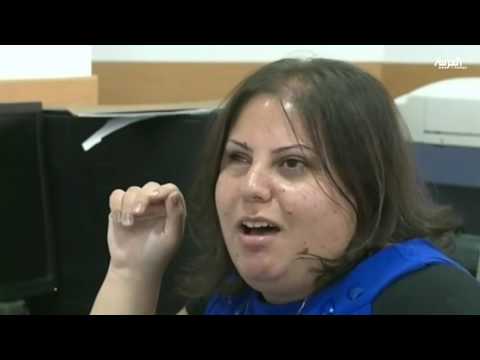 شاهد موظفة مقسم تتقن شغلها ولا يدرك المتعاملون إعاقتها البصرية