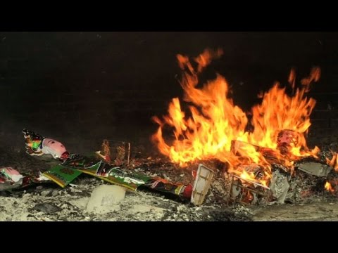بالفيديو طقوس حرق مجسمات ورقية في فيتنام