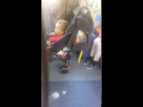 شاهد إلقاء طفلة على الطريق في الهند