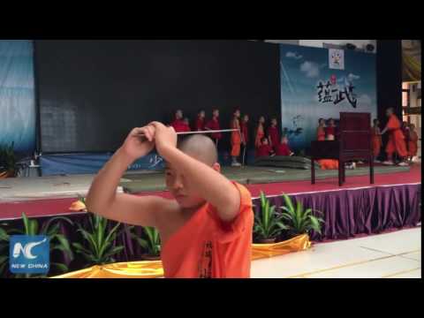 بالفيديو مراهق بوذي يكسر قطعة حديدية برأسه